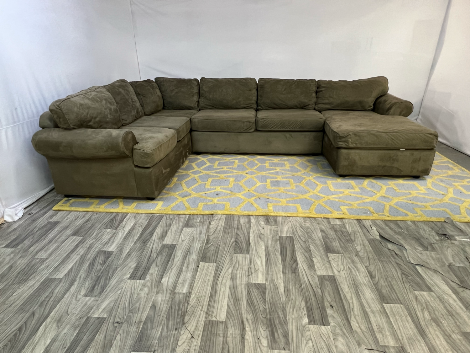 ( Delivery Available ) Raymour & Flanigan Large Dark Green Sectional Couch
