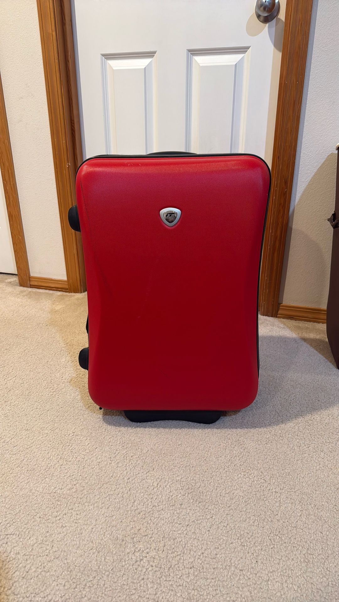 IT International Traveler RED Hard Shell Suitcase Luggage