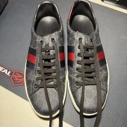 Gucci Ace GG Supreme Low-Top Sneakers (Style 429445) Size 9
