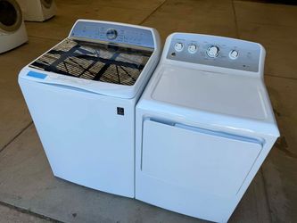 GE washer and dryer laundry set