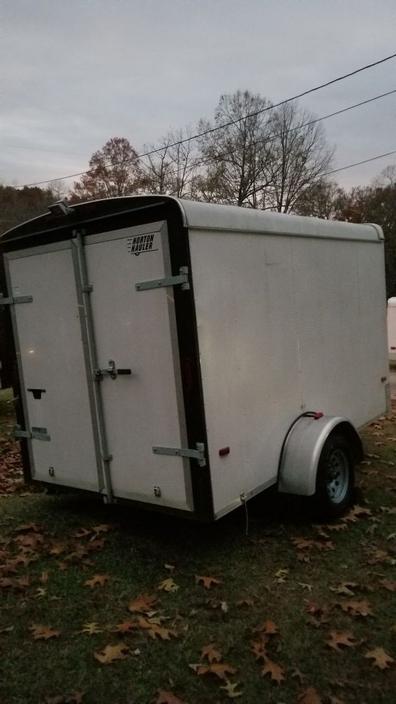 6X10 enclosed cargo trailer (BRAKES)