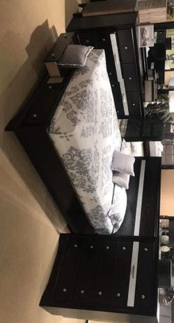 Regata Black Storage Platform Bedroom Set -