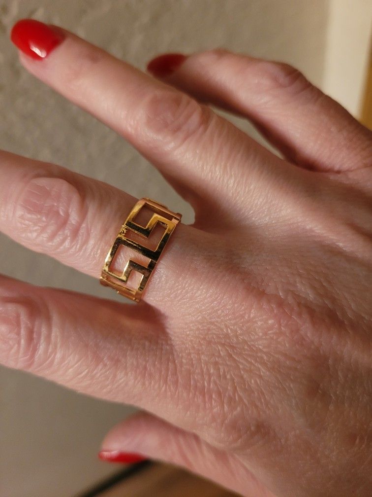 Cute Size 8 Fendi Knock off. Sterling Siver With thick 18k Gold Over Lay. Gorgeous. Size 8