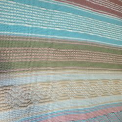 Full Size Crochet Blanket Beatifull Hand Knit. ( New)