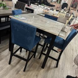 Table W 4 Chairs 