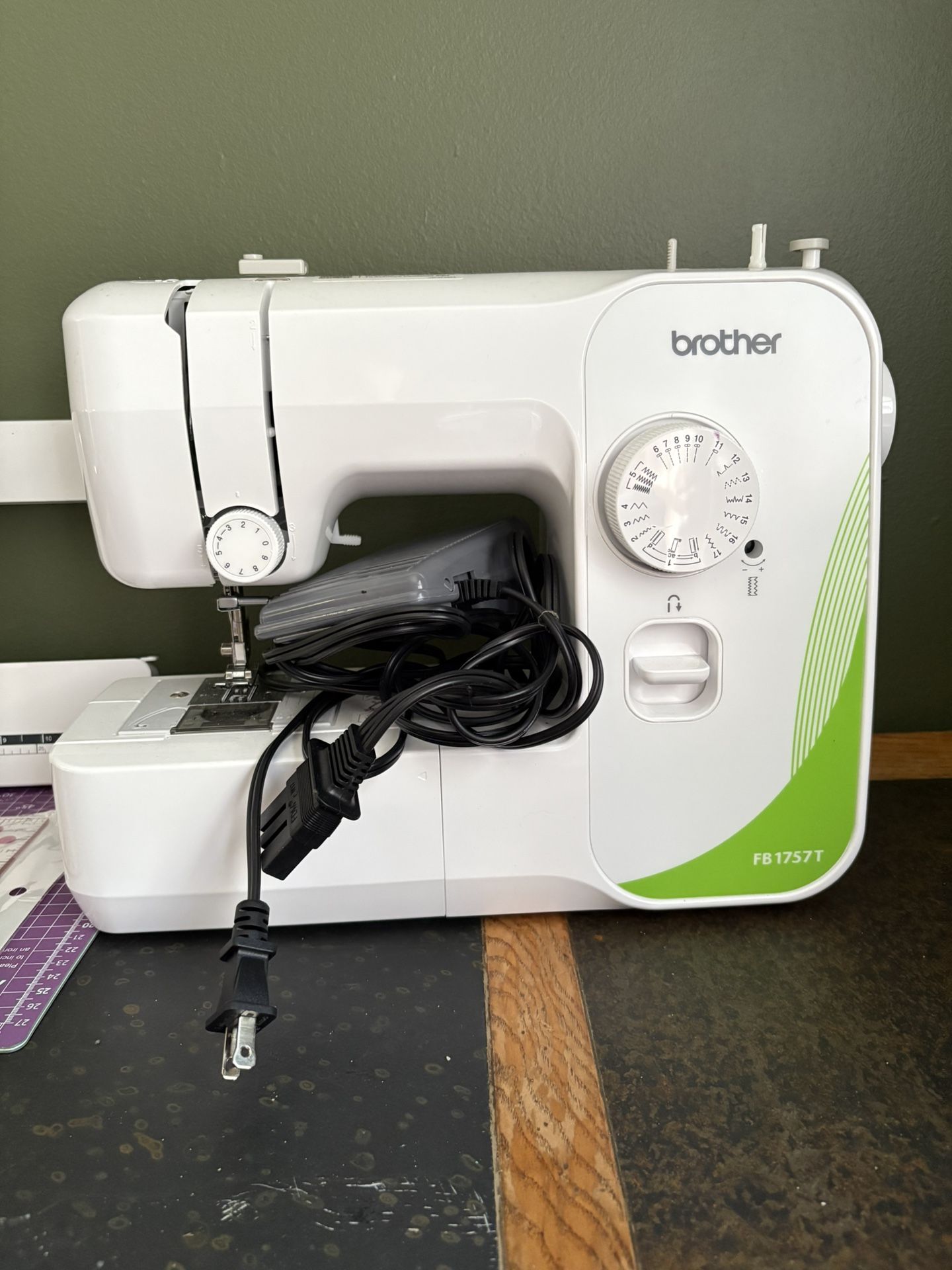 Sewing Machine with Quilt Extension Table & Accessories