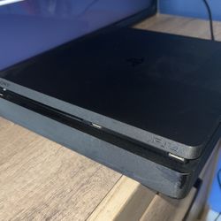 PS4 Slim 