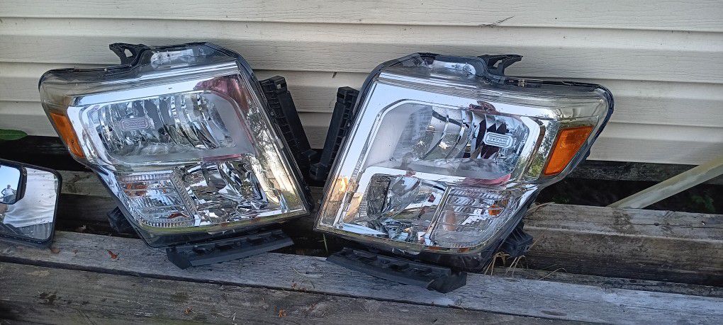 Nissan Titan Left And Right Front Head Light Assembly. 