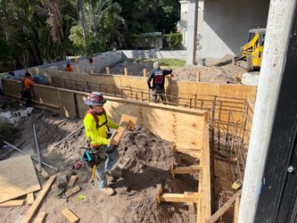 Plywood, 2x4 Lumber & 20 Wood Pallets – Miami Beach