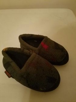 Kids Acorn slippers size 9 1/2 -10 1/2