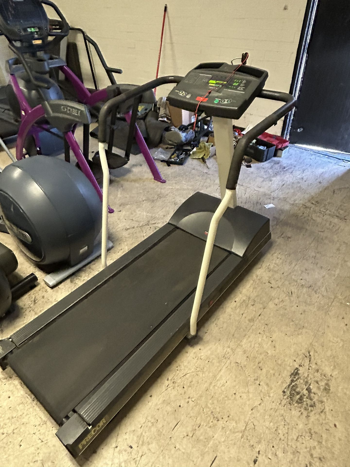 Precor 9.25i Treadmill for Sale in Arlington WA OfferUp
