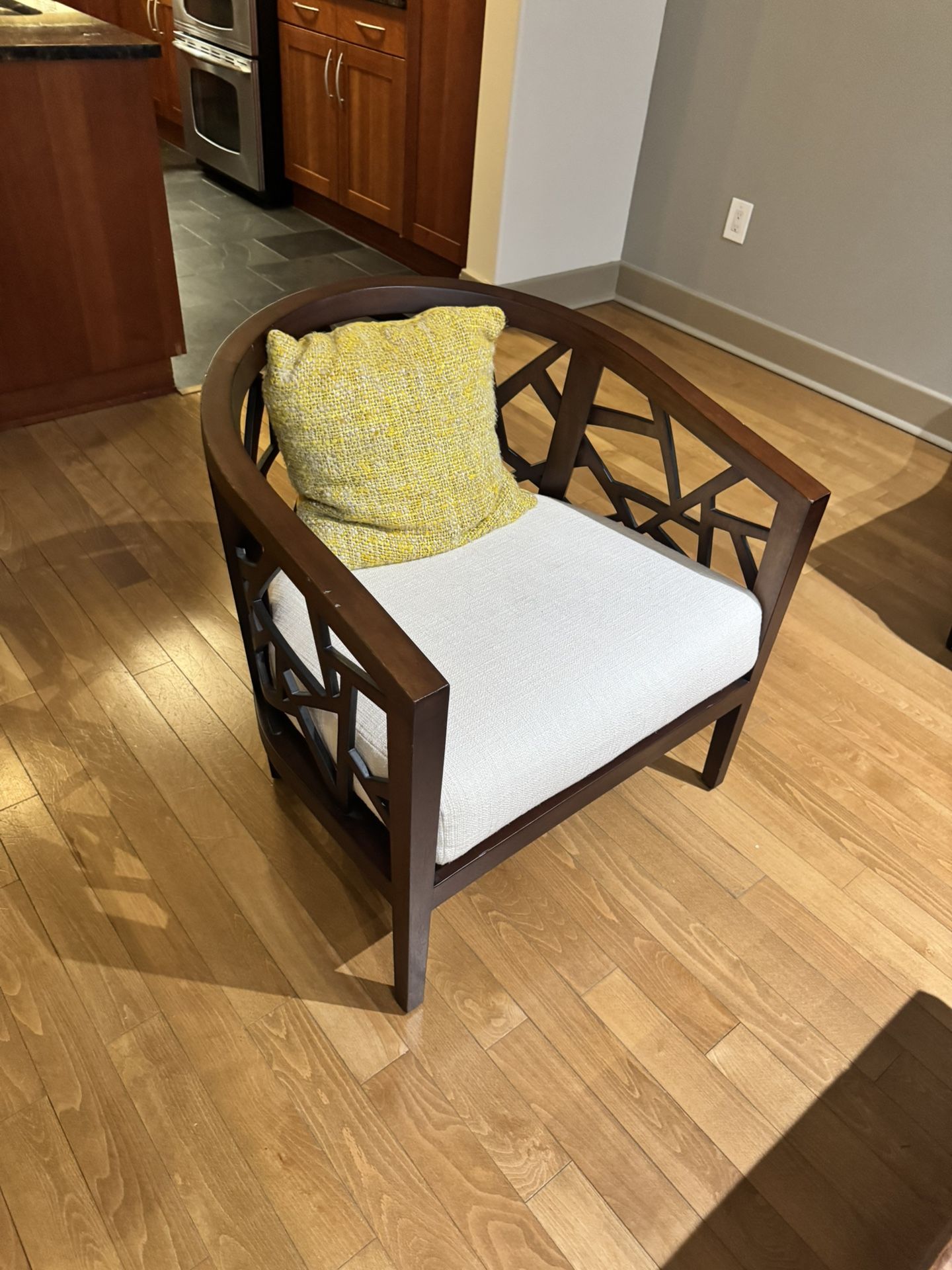 Wood Accent Chair – Excellent Condition