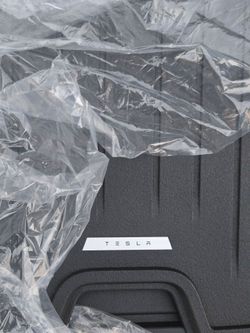 Tesla Model Y floor mats, all weather NIB