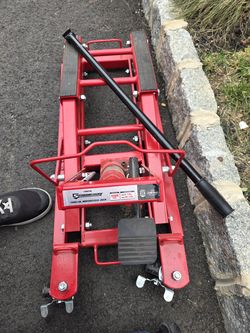 Strongway Motorcycle lift