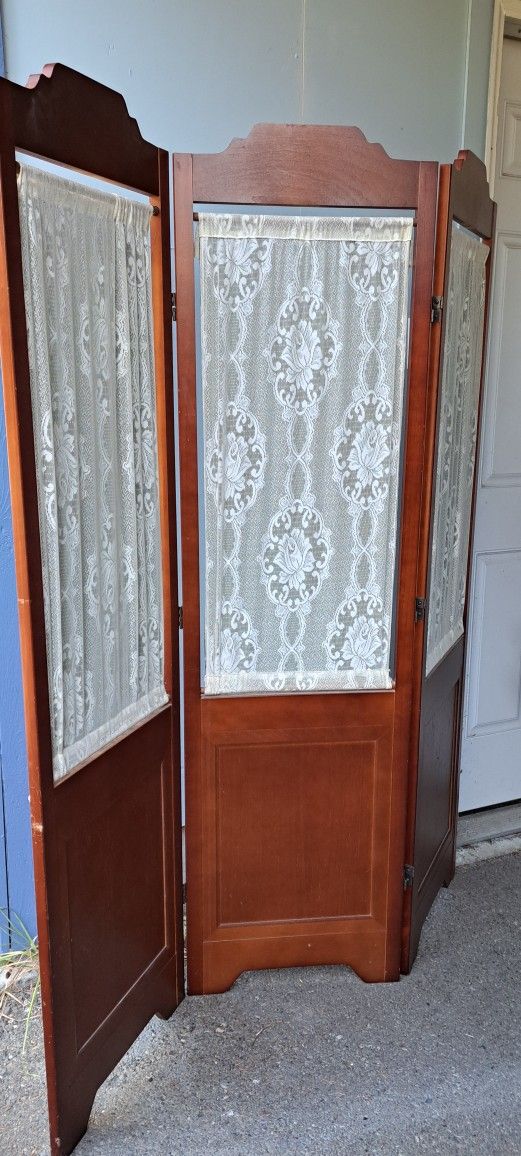 WOOD ROOM DIVIDER WITH LACE Panels