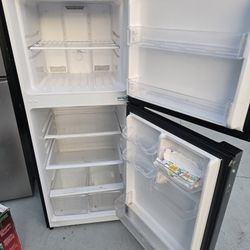 MAGIC CHEF REFRIDGERATOR