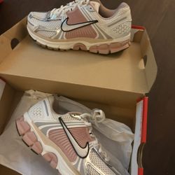 4 Pairs Of Nike Vomeros Size 6