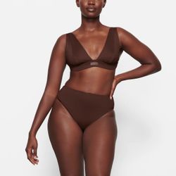 SKIMS SIGNATURE SWIM PLUNGE BIKINI TOP Large Cocoa NWT
