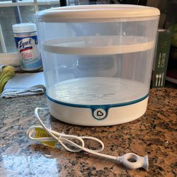 Munchkin Clean Electric Baby Bottle Sterilizer, Includes Heat-Resistant Handle and Tongs, White