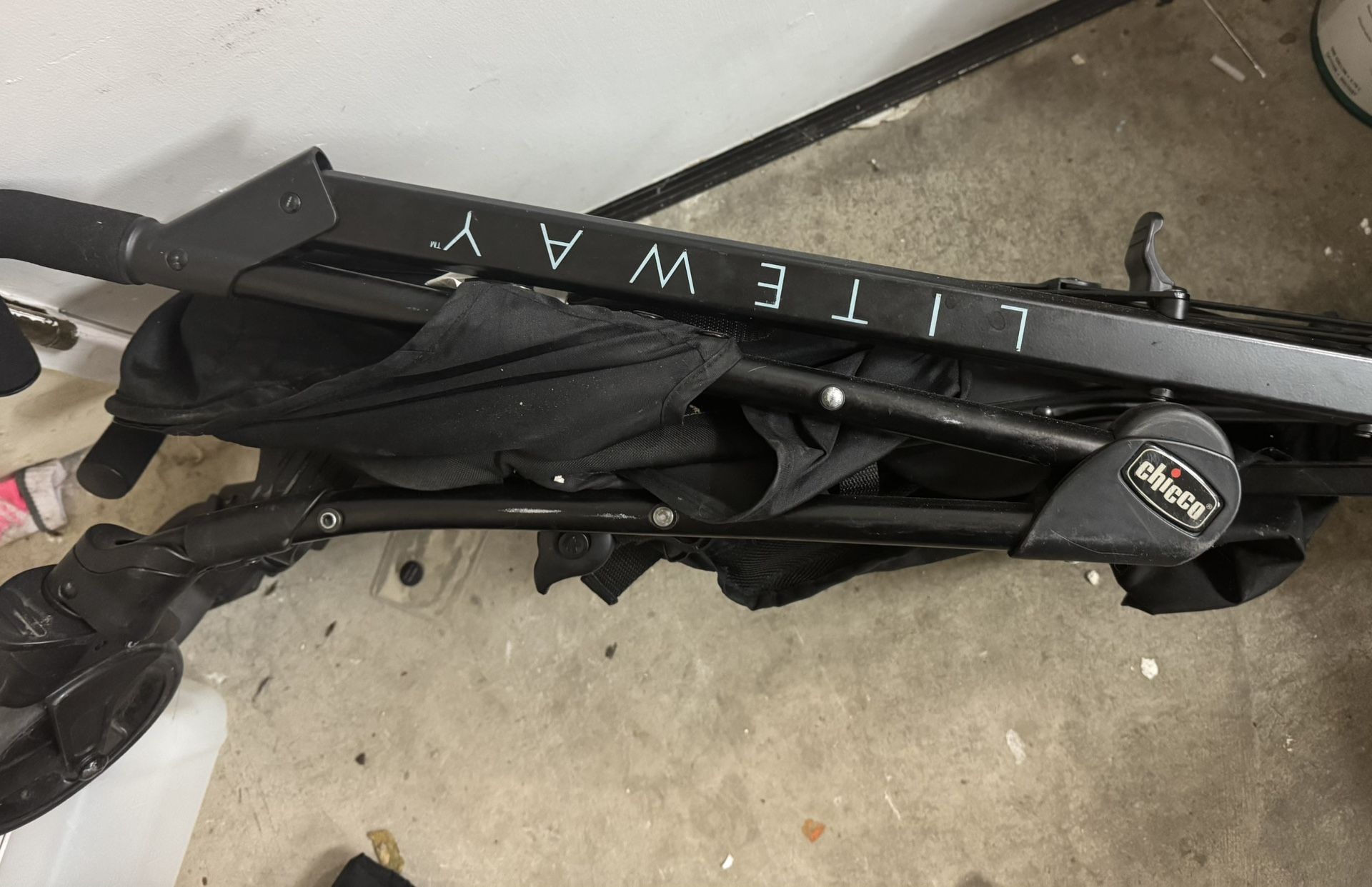 LIGHTWEIGHT STROLLER