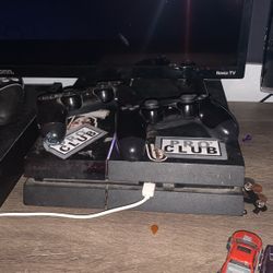 Ps4 Original With 2 Controllers And All The Cables Throw Offers