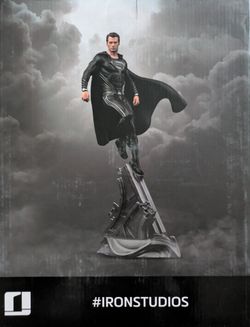 Iron Studios Superman Black Suit 1/10 Scale Sculpture