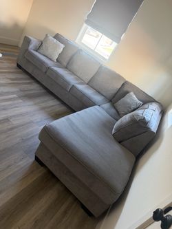 🔥LIKE NEW 2 PC LIGHT GRAY SECTION WITH PULLOUT QUEEN BED! 🔥 $700 OBO