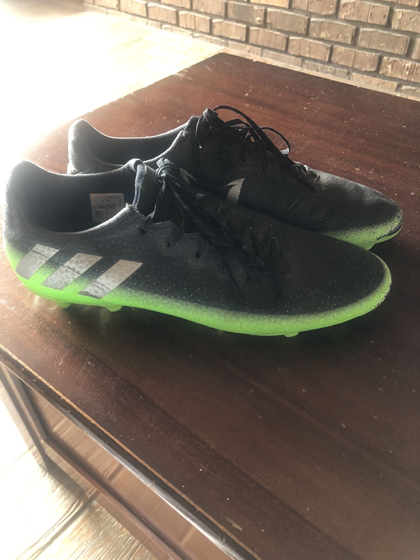 Adidas Size 9.5 Mens Soccer Cleats
