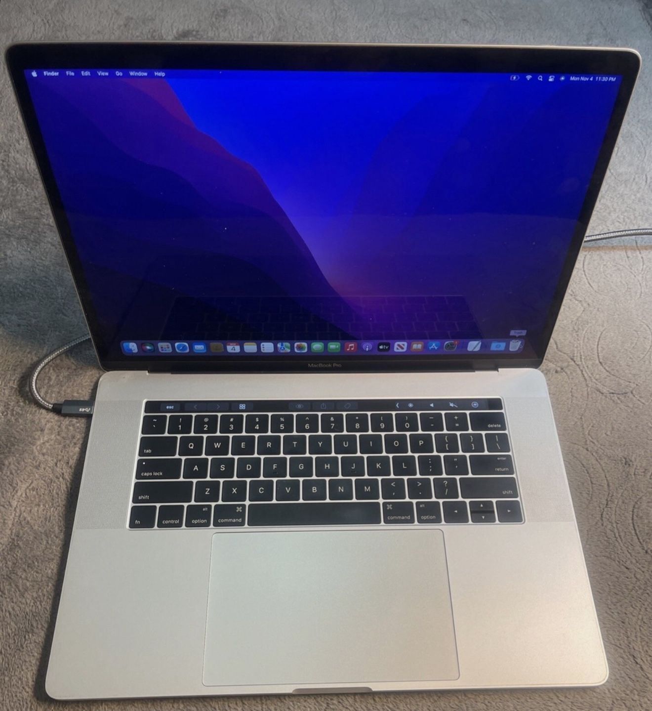 MacBook Pro 15” 2017 1tb Ssd i7 16gb Ram 
