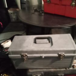 Craftsman toolbox full Of Tools. Look at pics. Read description 