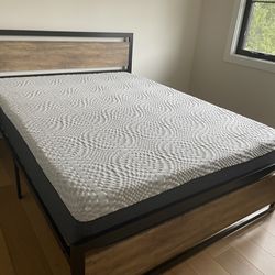 Queen Size bedroom Set: Bed Frame And Mattress 