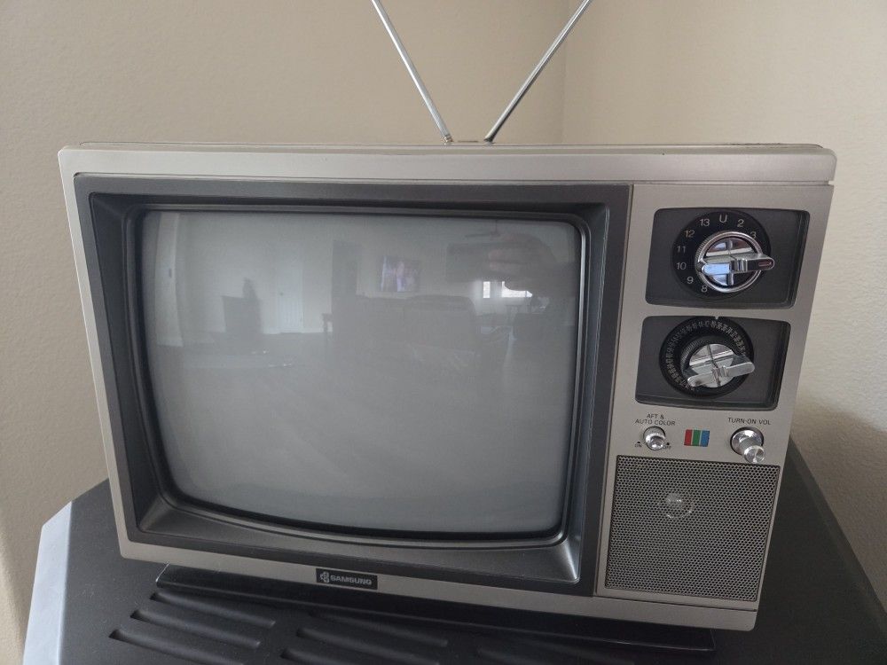 1980s Vintage Samsung CRT TV.