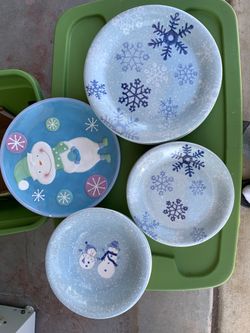 A set of Christmas plates-like new