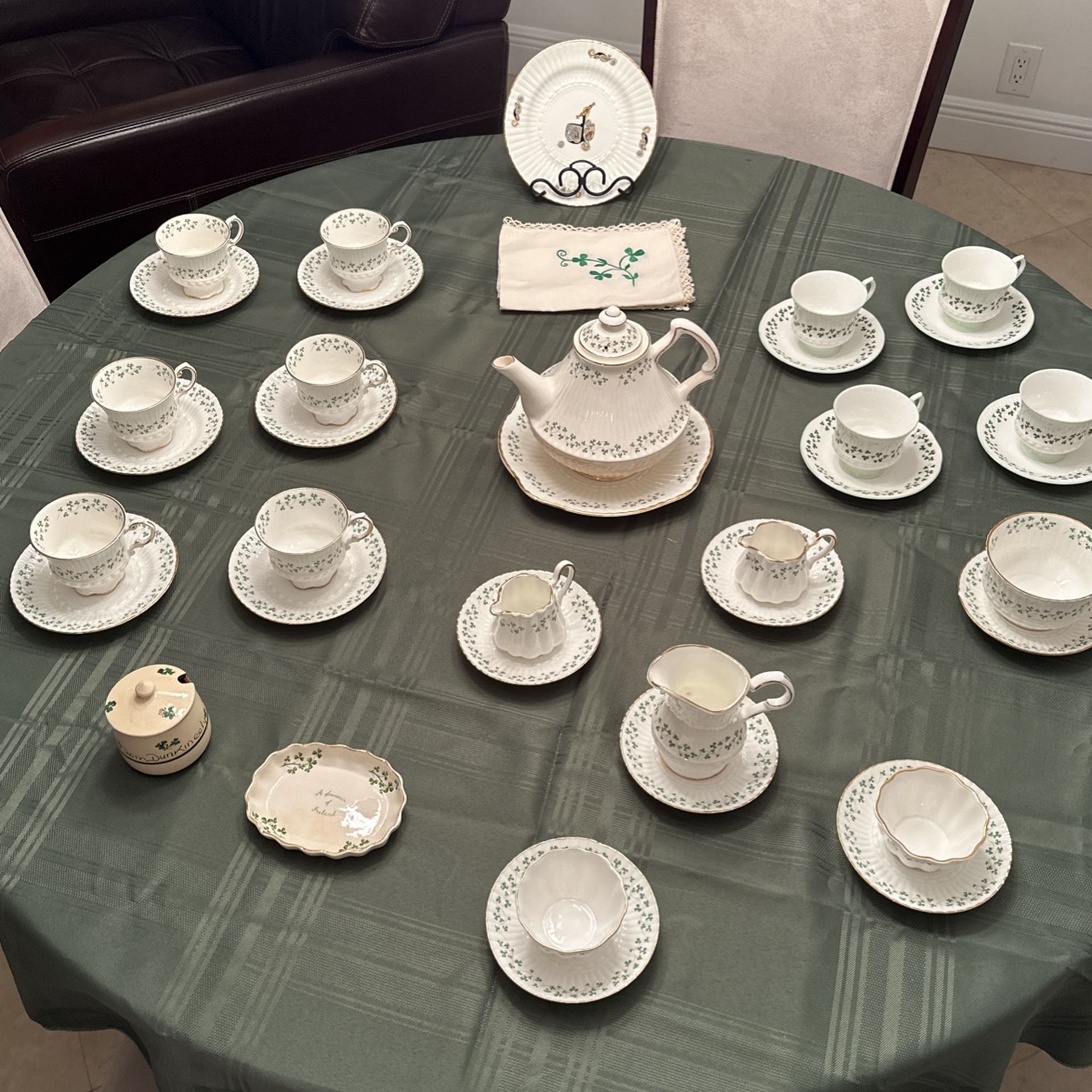 34 Pc Royal Tara Shamrock Ribbed Fine Bone China Tea Cup & Saucer Set