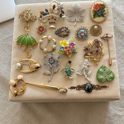Lots Of Vintage Brooches With Different Designs 