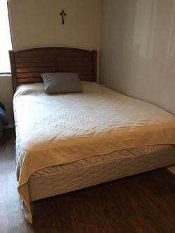 Queen size bed and mattress, great condition. Mattress is like new condition. Head board is missing the screws. Cama y colchón tamaño queen, muy li
