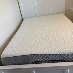 100% foam queen mattress almost new