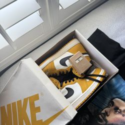 Jordan 1s yellow ochres Size 9/5 men
