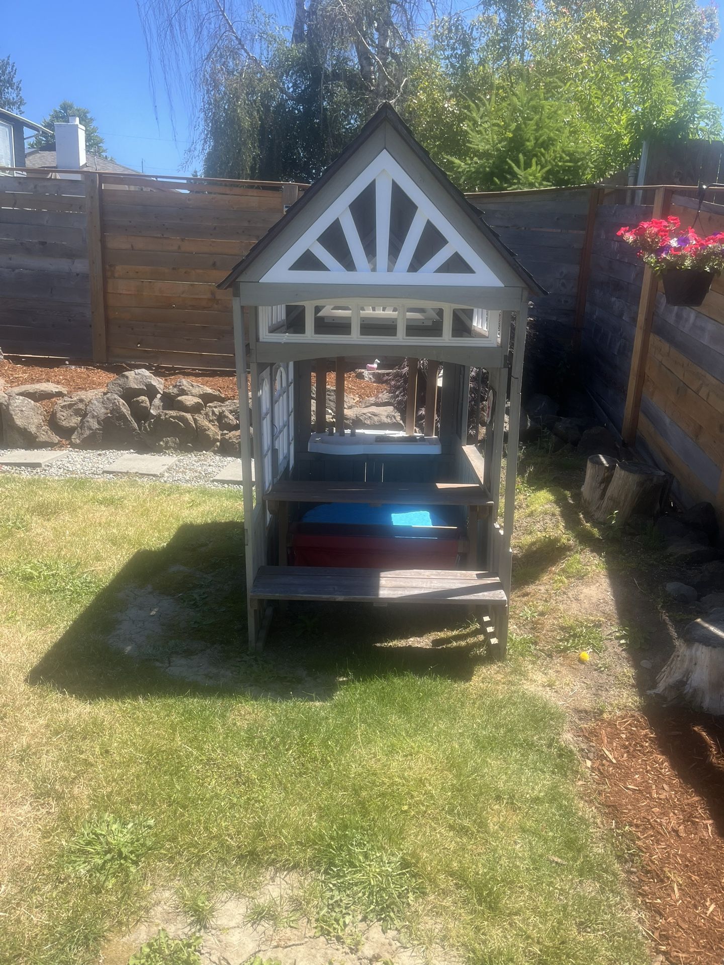 Kids outdoor play house