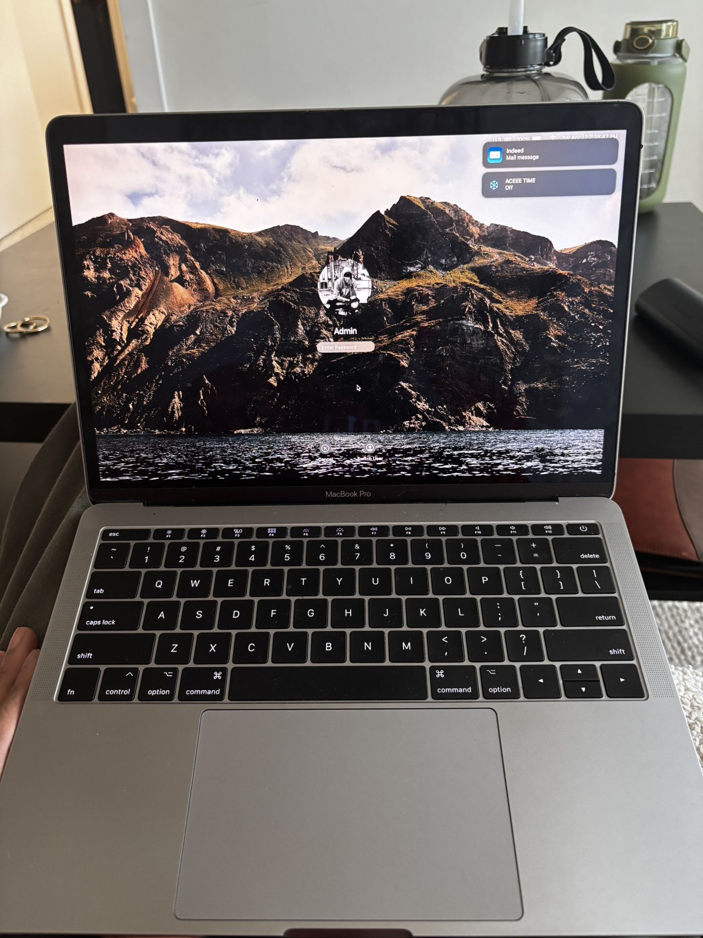 MacBook Pro (13-inch, 2017, Two Thunderbolt 3 ports)