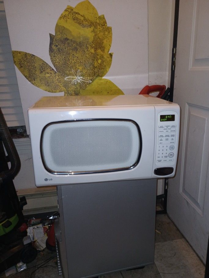 LG Model LRM1260SW Microwave