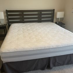 King Sizes Bed With Mattress And Box spring ( Mattress Has No Strain In Excellent Condition 
