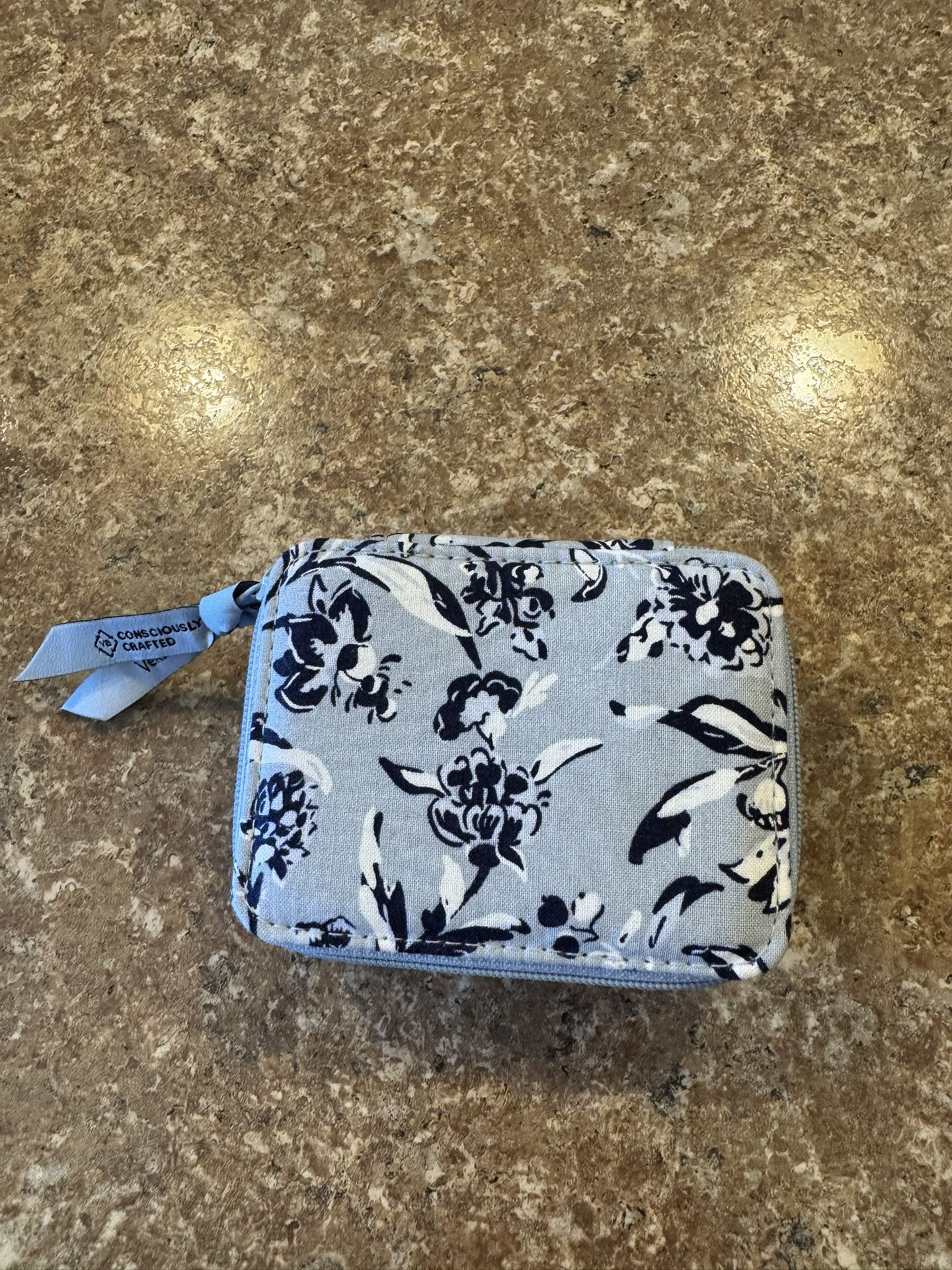 Woman’s new Vera Bradley pill box/keeper shipping available