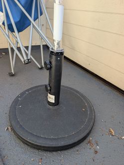 Metal patio umbrella holder