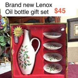 Brand new Lenox Christmas Holiday Oil bottle gift set Decor