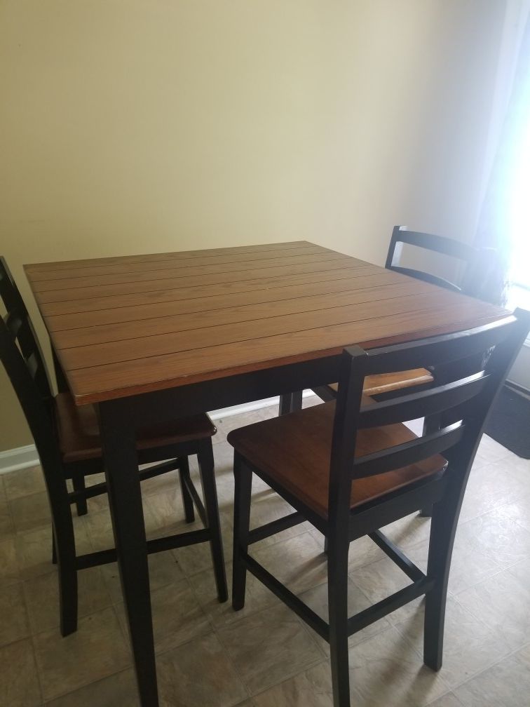 Bar tabletop with 4 chairs