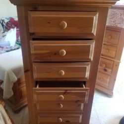 Brand Broyhill, Lingerie Six Drawers Dresser, Solid Pine Wood, Natural Wood Color, Good Quality and Style, Retired, Hard to Find, Excellent Condition.