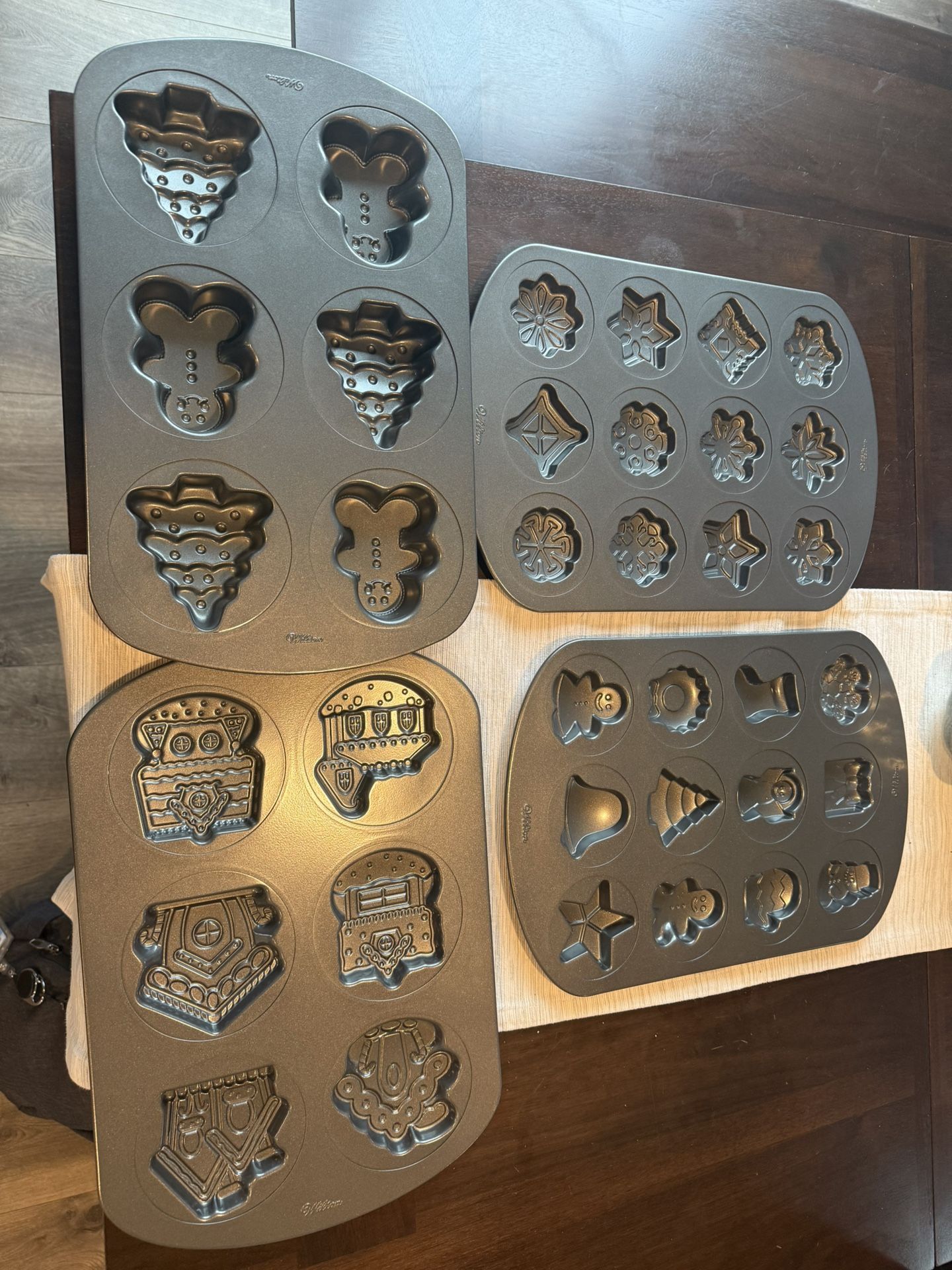4 Wilton Christmas Cookie Pans