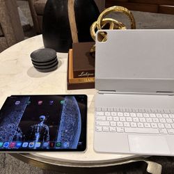 iPad Pro (12.9 Inch) 1TB WiFi, Magic Keyboard, Apple Pencil