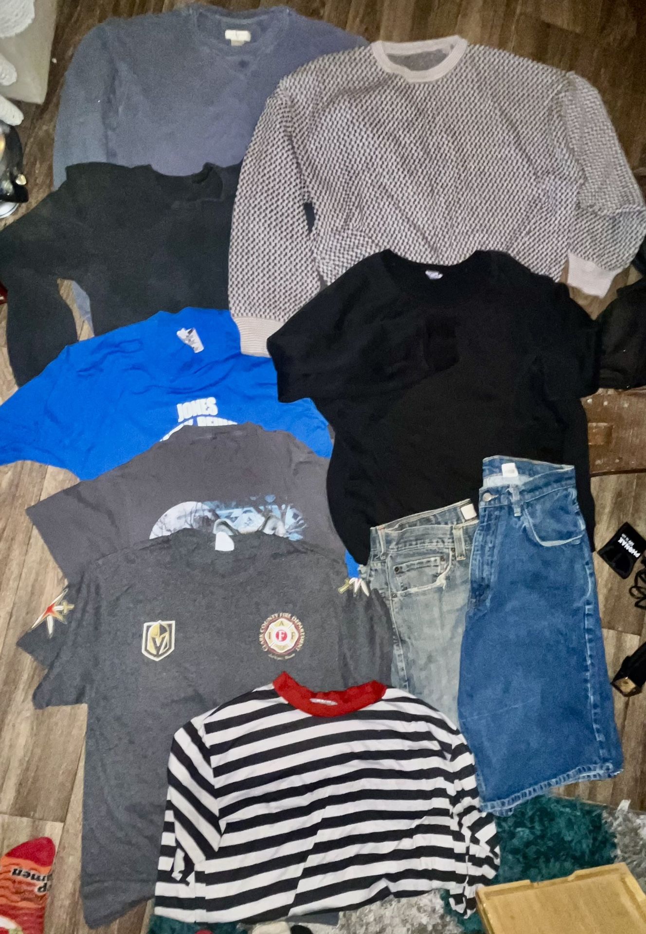 Preowned 10 PCs men’s size M & 32 shorts & 34 Levi’s all in good condition. Levi’s, paradox,ETC… located Off lake mead and Simmons area asking $8 for